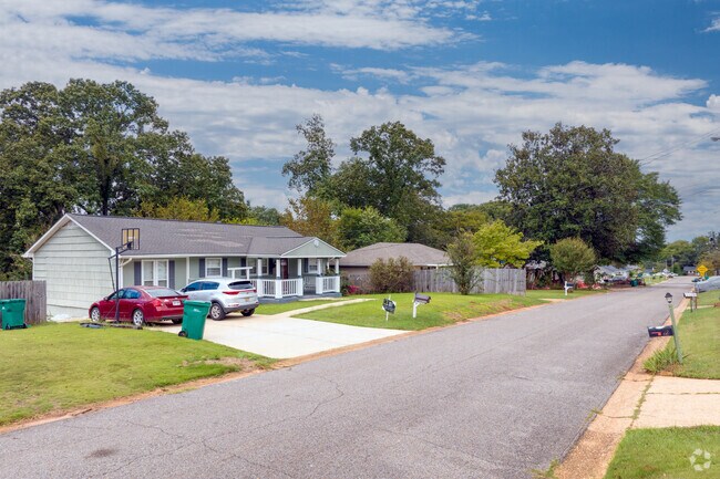 Homes in the Cottondale neighborhood have plenty of parking.