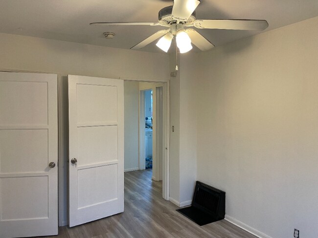 1301 N Buena Vista St unit B, Burbank, CA 91505 - photo 3