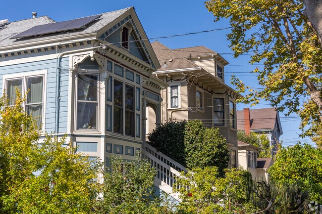 Downtown Alameda's historic residences are full of beautiful classic architecture.