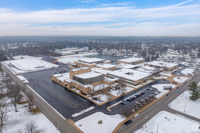 Marion High Schoolteaches grades 9-12.