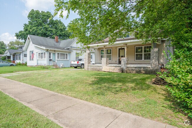 Cruse is a very walkable neighborhood with sidewalks on most streets.