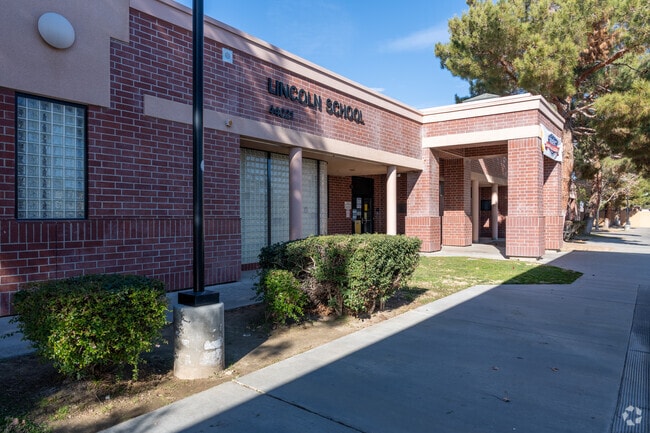 The student-teacher ratio at Lincoln Elementary is 29:1.
