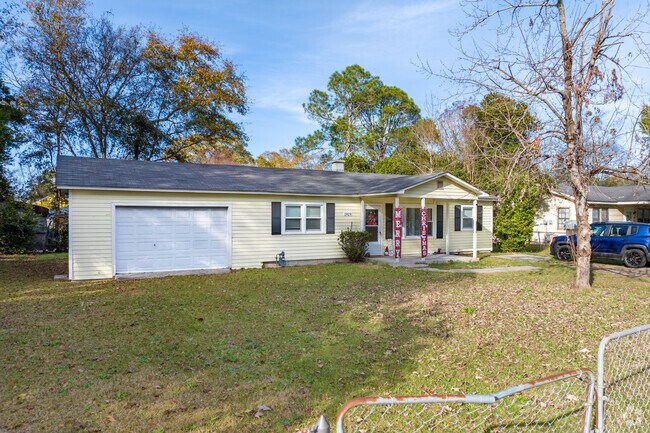 Vinyl and wood siding clad ranch homes are common throughout Old Savannah.
