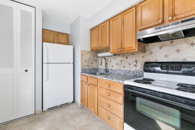 6021 N Winthrop Ave unit 405, Chicago, IL 60660 - photo 5