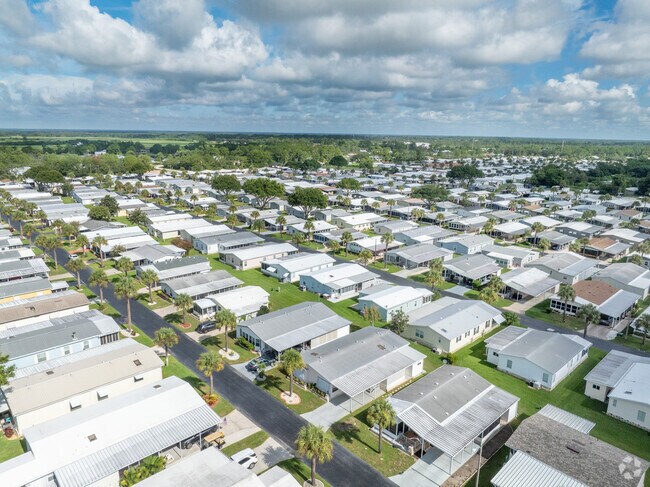 Larger more manicured mobile home communities exist in the Sebring Country Estates neighborhood.