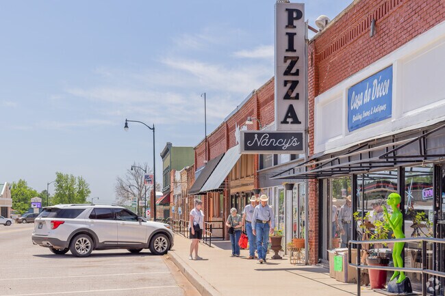 Nancy’s on Main offers hand-crafted pizzas and homemade desserts for Tryon locals.