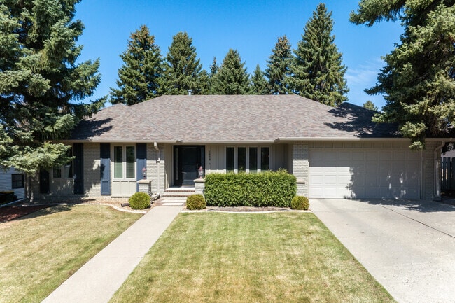There are many ranch style homes with generous front yards in the Highland Acres neighborhood.