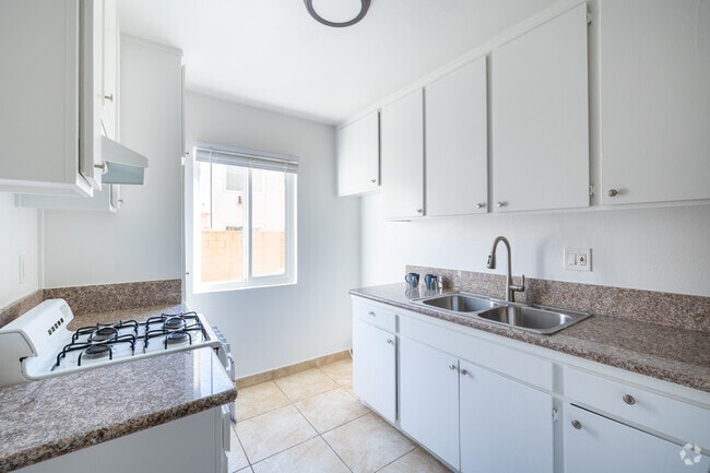 Terra Grande Apartments, Van Nuys, CA 91405 - photo 3