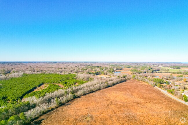 Kayak and paddleboard launch areas make Windsor Castle Park a popular starting point for exploring Smithfield’s waterways.