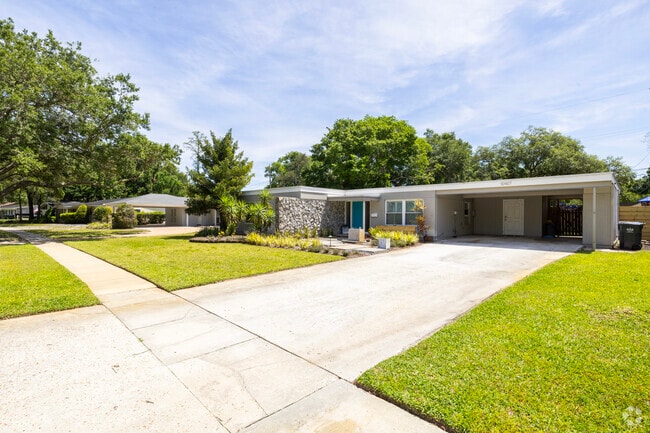 There are many mid-century modern and ranch style homes in Carrollwood.