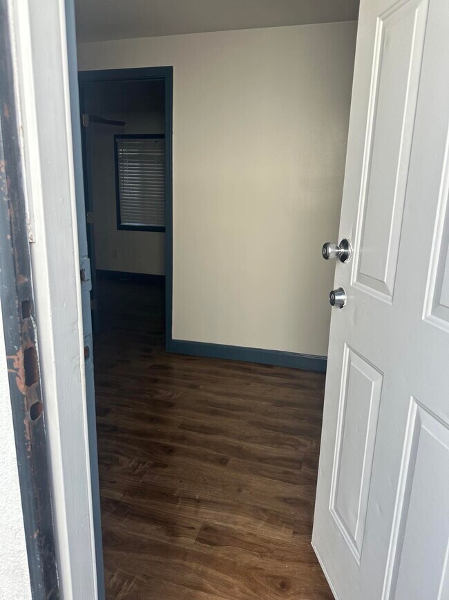 1032 W 95th St, Los Angeles, CA 90044 - photo 5