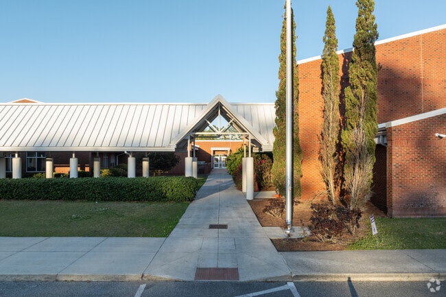 Sterling Elementary is a highly rated school for Oak Grove Island students to attend.