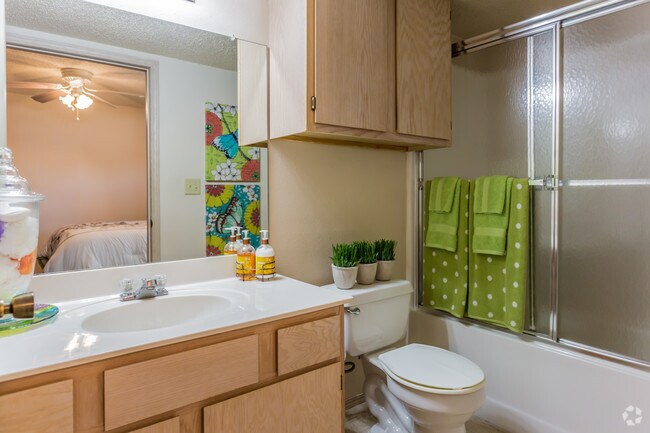 2BR, 2BA - 987 SF - Second Bathroom