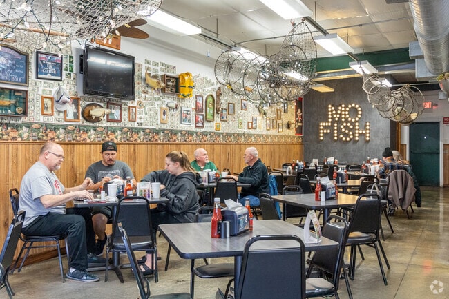 Discover bold flavors and fresh ingredients at Mo Fish near Roberts Park.