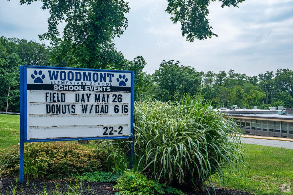 Front sign of Woodmont Elementary School.