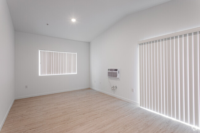 Studio - 604SF
