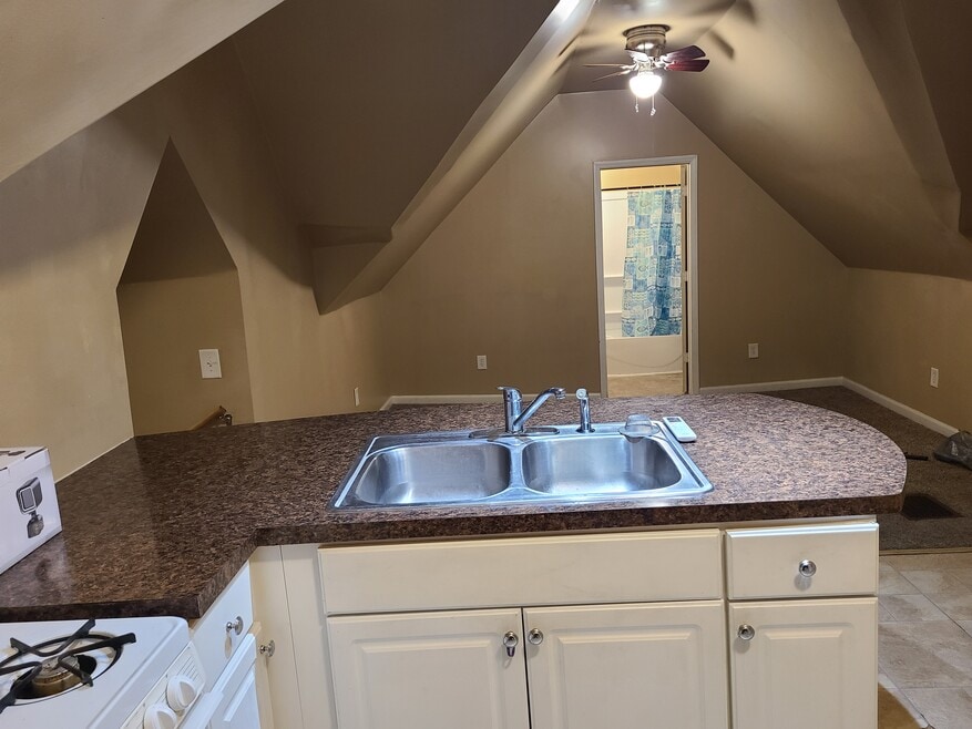 914 S Center St unit 3, Bloomington, IL 61701 - photo 1