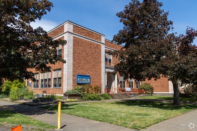 The main entrance to Areleta School in the Mt. Scott Neighborhood.