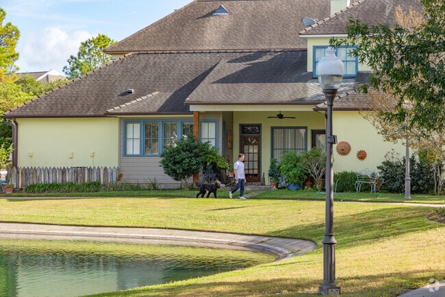 Walkways in River Ranch invite dog walks and outdoor strolls in Lafayette.