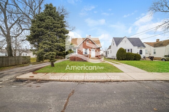 813 W Melbourne Ave, Peoria, IL 61604 - photo 2