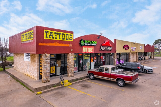 Rendon residents have easy access to many retail and dining options in Fort Worth, TX.