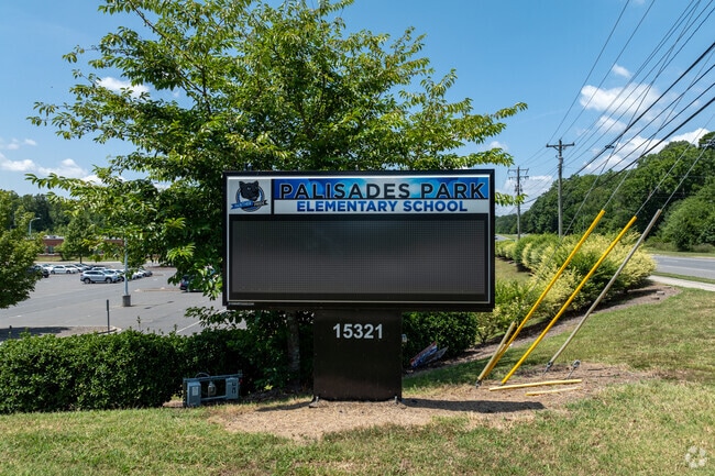 The Palisades Park Elementary school sign in Charlotte, NC.