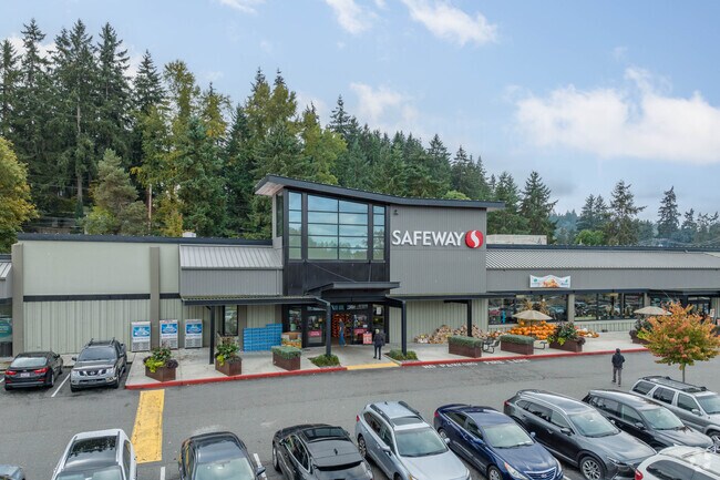 Locals head to Safeway for everyday essentials close to West Lake Sammamish.