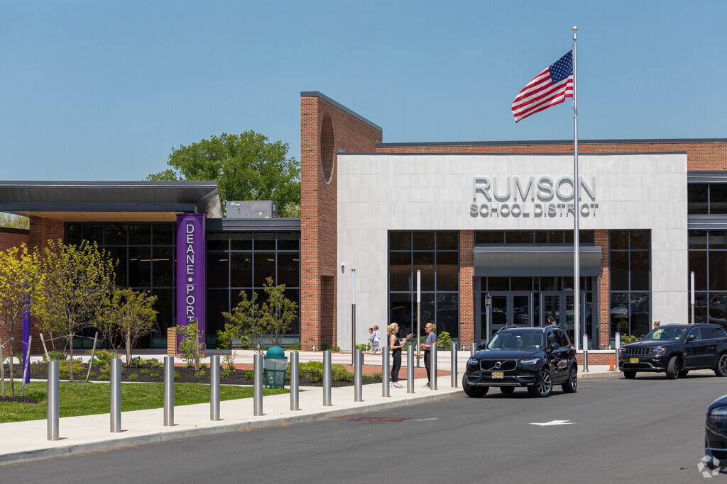 Deane-Porter Elementary School is serving students living in the Rumson neighborhood.