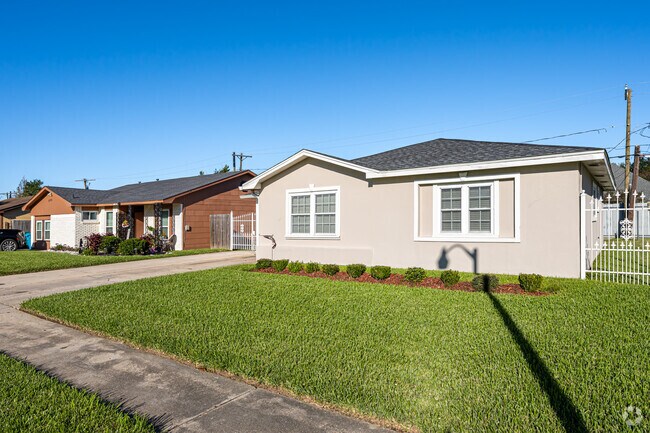 Older homes can be found throughout Saint Rose.
