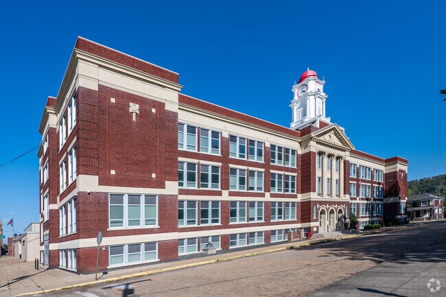 According to state test scores, 42% of Bellaire High School students are at least proficient in math and 47% in reading.