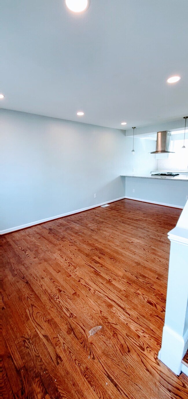 Living room (view 1)