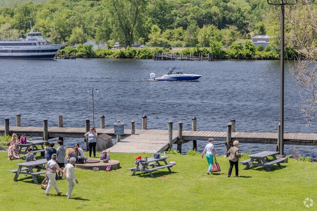 You will find at East Haddam stunning views and breathtaking scenery around every corner.