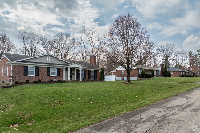 There are approximately 870 homes in the Graymoor-Devondale neighborhood.