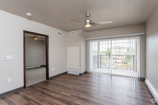 1BR, 1BA - 629 SF - Living Room