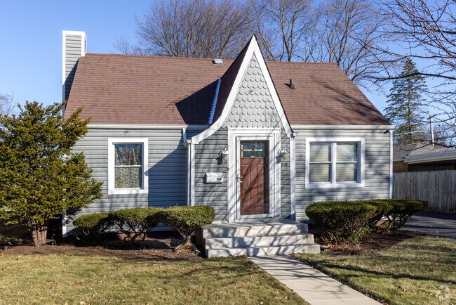 Waukegan home styles include cottage and mid century modern.