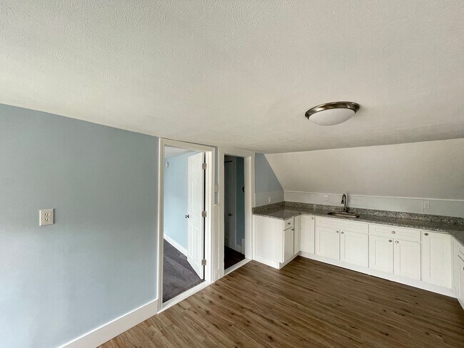 139 W Hollis St unit 3, Nashua, NH 03060 - photo 3