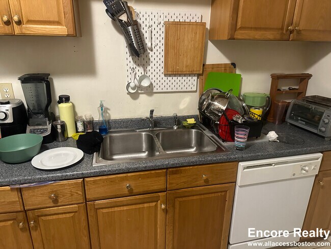 80 Prentiss St unit 8, Watertown, MA 02472 - photo 4