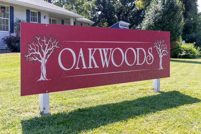 The median year homes were built in Oakwoods is 1991.