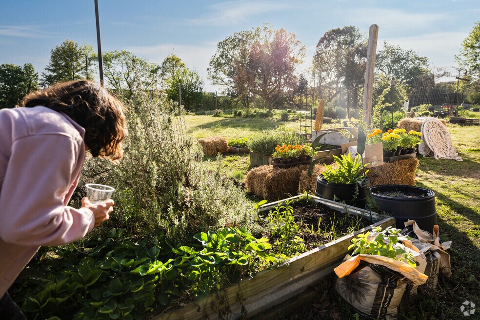 NH_Charlestowne_567827_P2_v