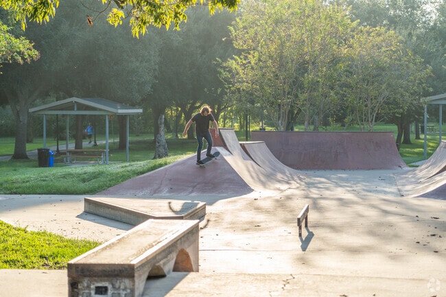 National Oak Park in Alvin features several skate-friendly amenities, attracting skaters of all ages.