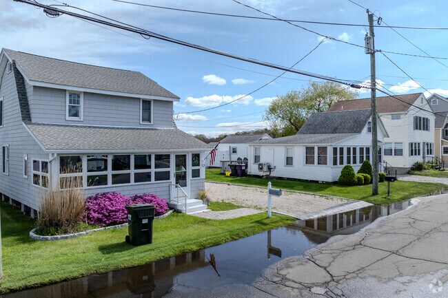 Beautiful homes at the shoreline of Clinton, CT.