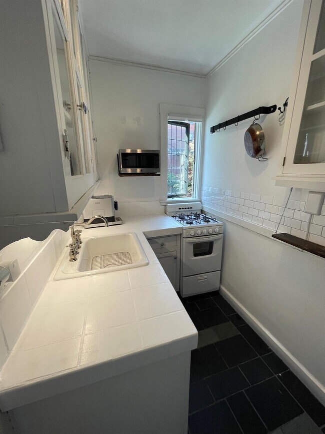 The Castle unit 14, Cambridge, MA 02138 - photo 5