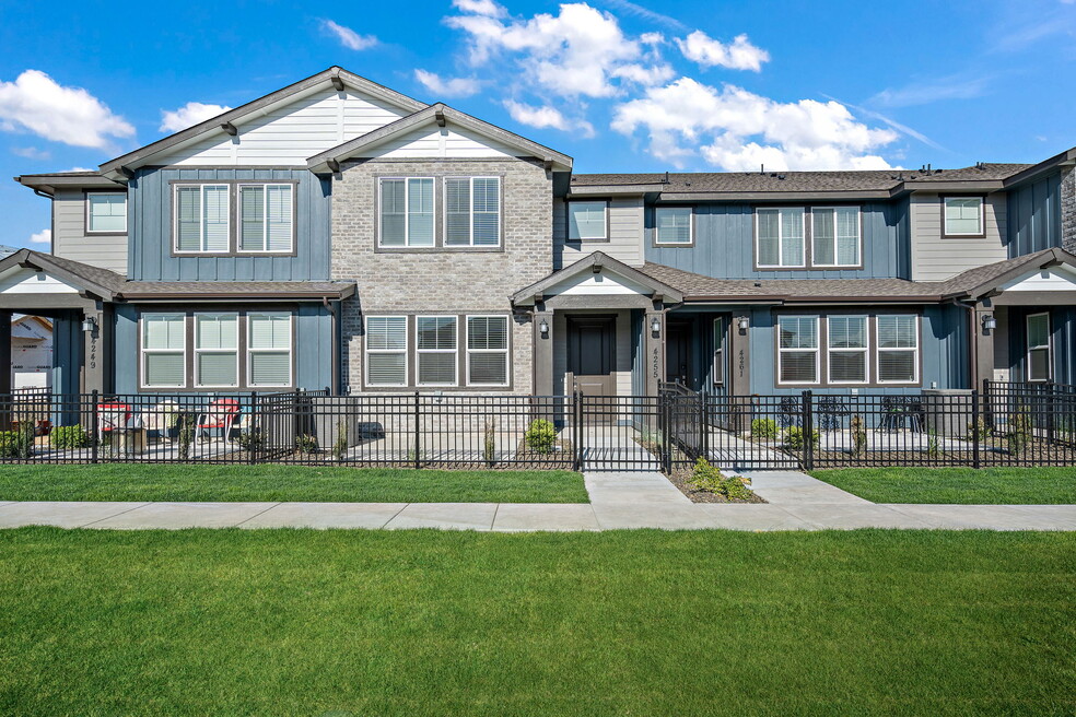 Front Patio & Front green space in front!