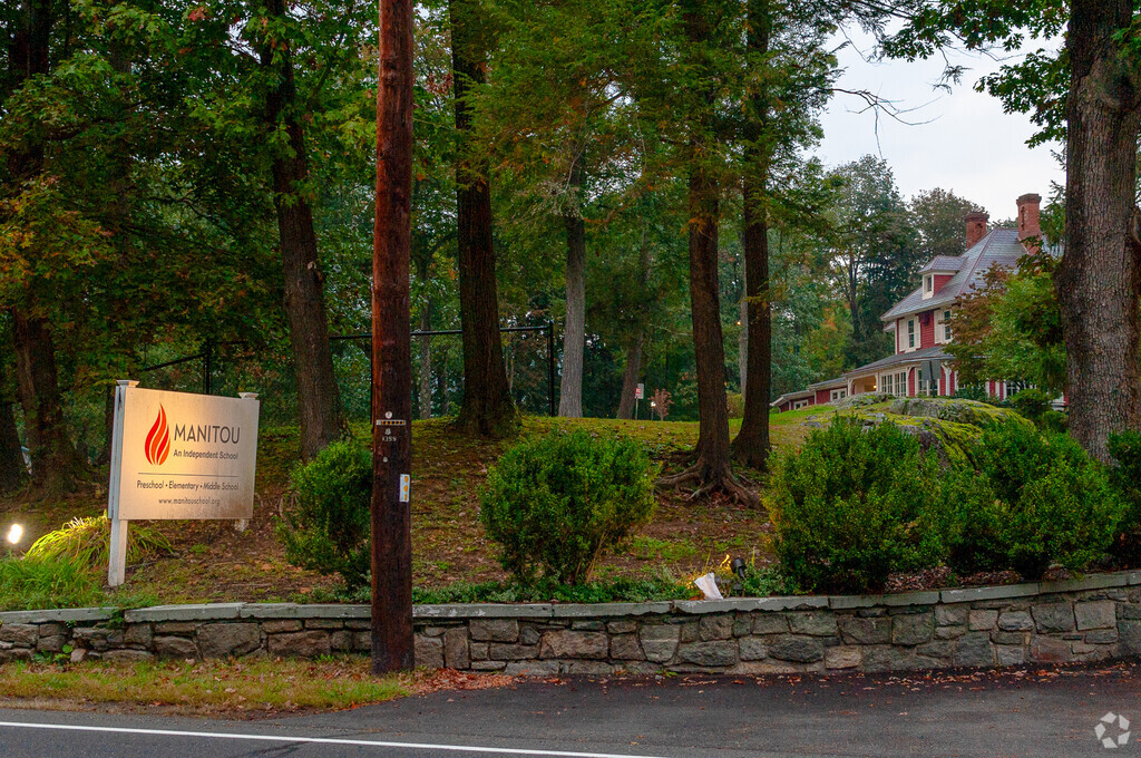 Manitou School serves students in the Putnam County community.