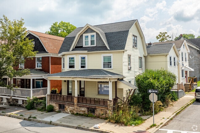 There are larger homes in Center City that are in the heart of it all.