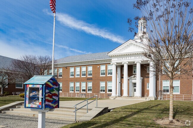 Hewlett Elementary School serves the local and surrounding areas,