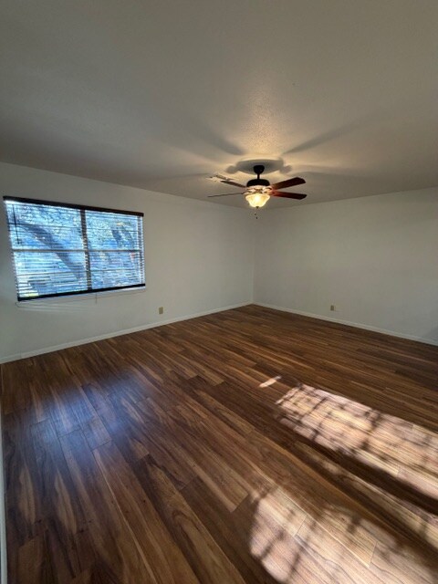 725 Falcon Dr, Woodway, TX 76712 - photo 3