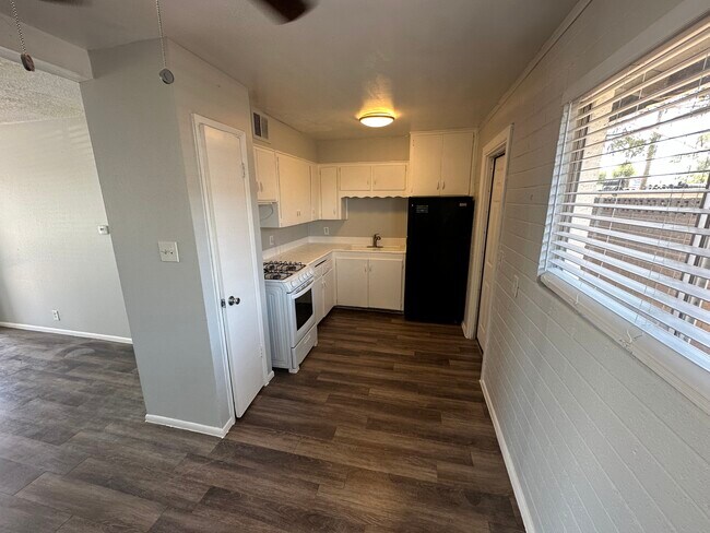 3123 W Almeria Rd unit 4, Phoenix, AZ 85009 - photo 5