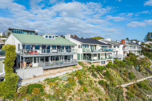 Many homes in Top of the World sit along the cliffs that offers ocean or mountain views.