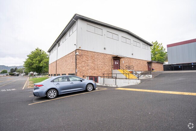 Joseph Lane Middle School: A hub for learning and community in Roseburg.
